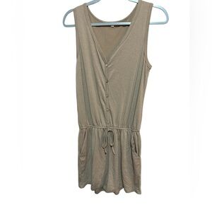 ✨3/$15 SALE✨brown romper with pockets